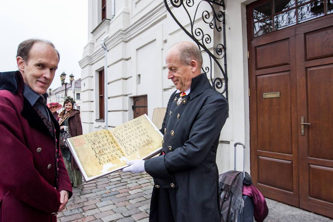 LDK piliečio paso eskizas iškilmingas išlydėtas iš Kauno į Vilnių