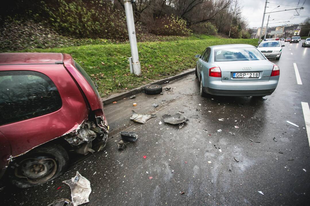 Per avariją Nuokalnės g. suknežinti du automobiliai