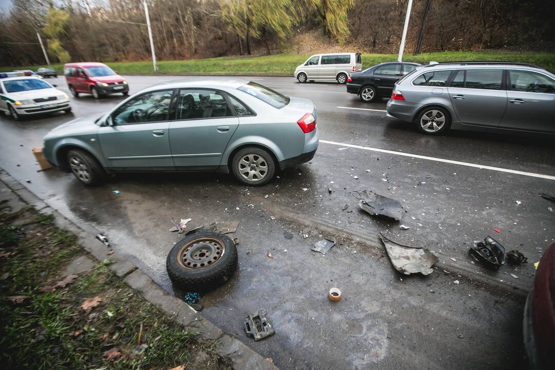 Per avariją Nuokalnės g. suknežinti du automobiliai