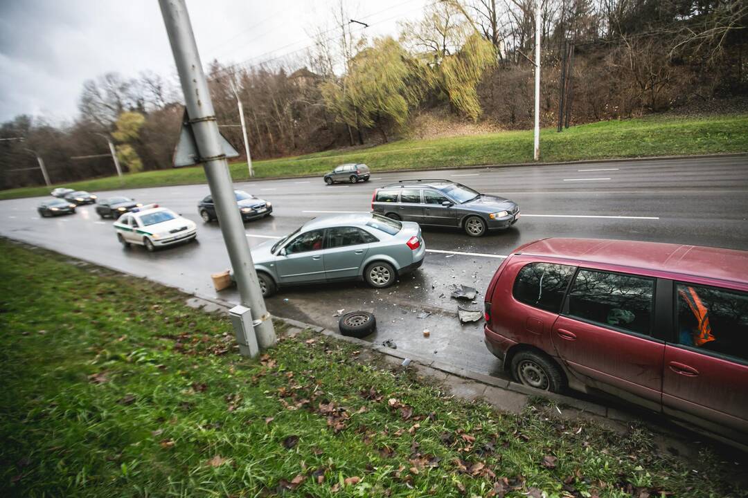 Per avariją Nuokalnės g. suknežinti du automobiliai