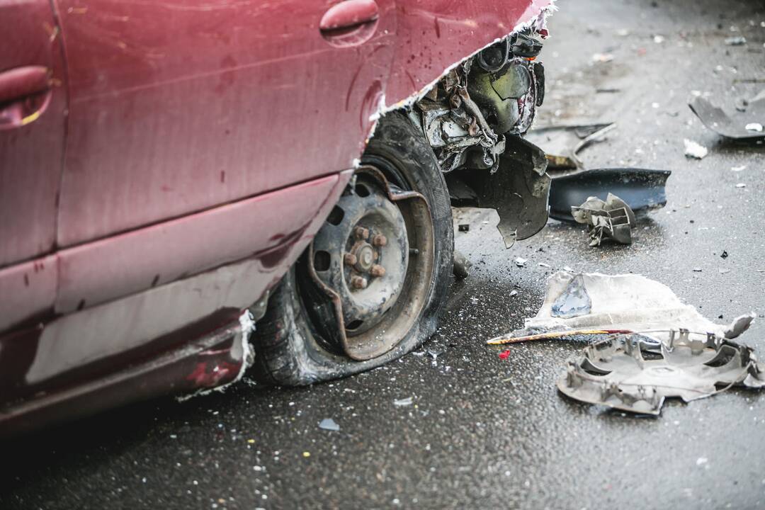Per avariją Nuokalnės g. suknežinti du automobiliai
