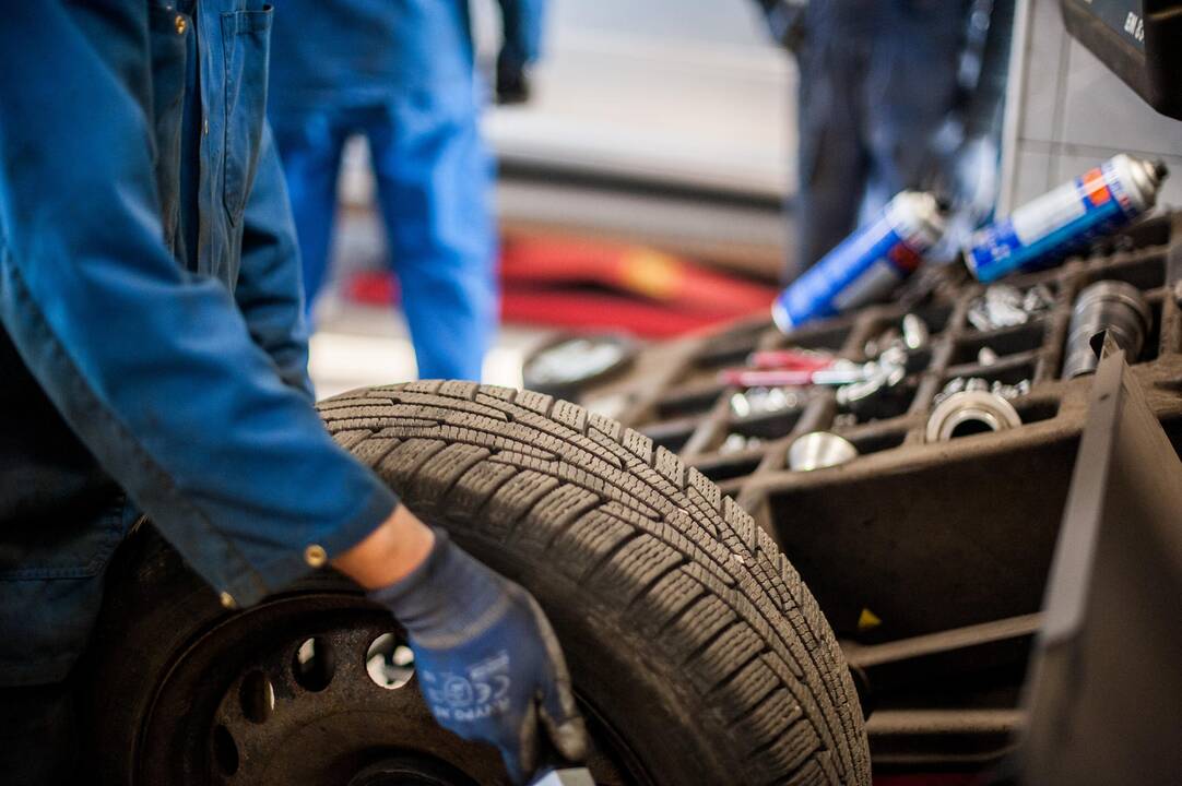 Vairuotojai neskuba keisti automobilių padangų