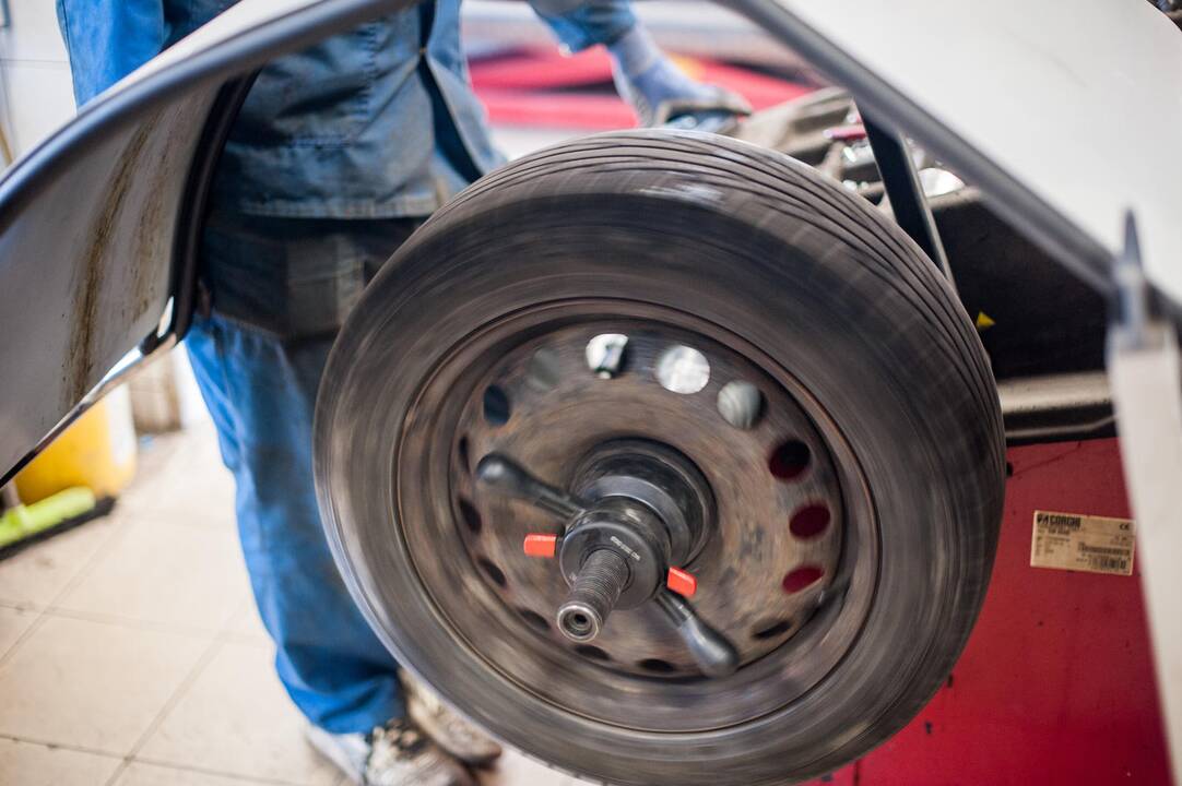 Vairuotojai neskuba keisti automobilių padangų