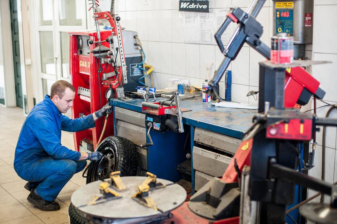 Vairuotojai neskuba keisti automobilių padangų