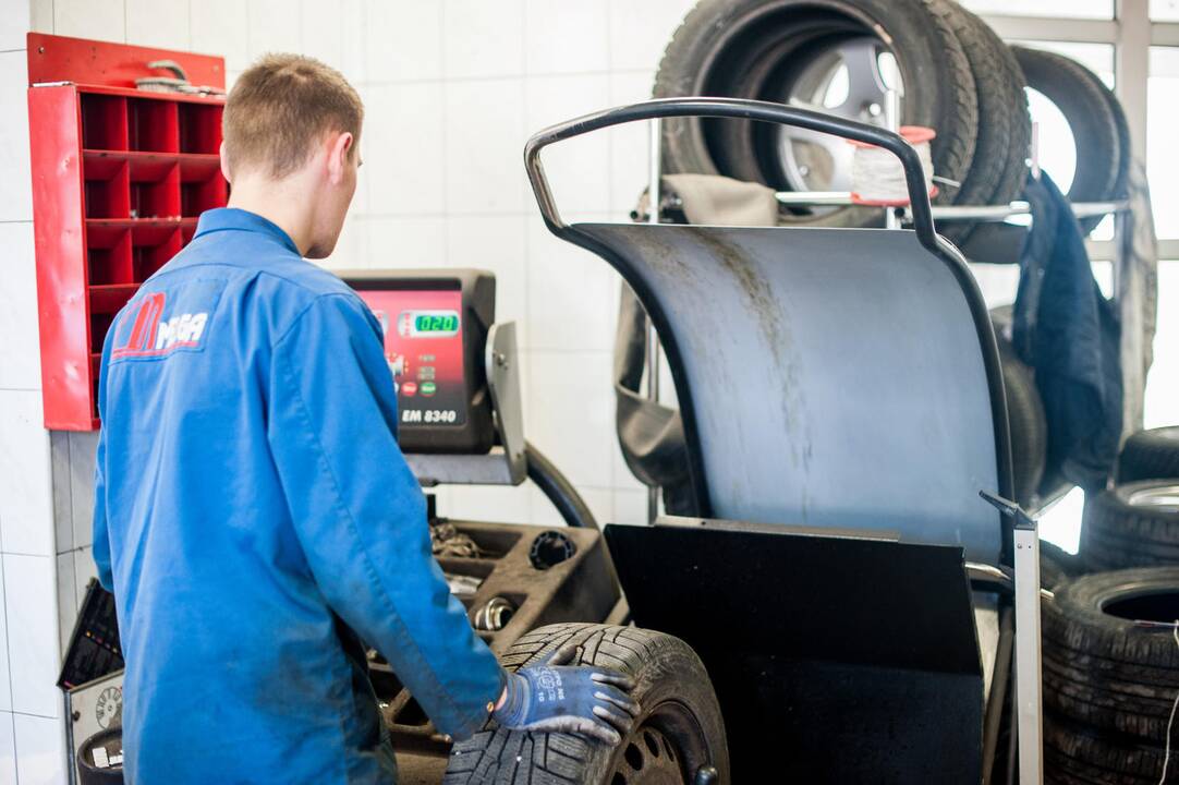 Vairuotojai neskuba keisti automobilių padangų