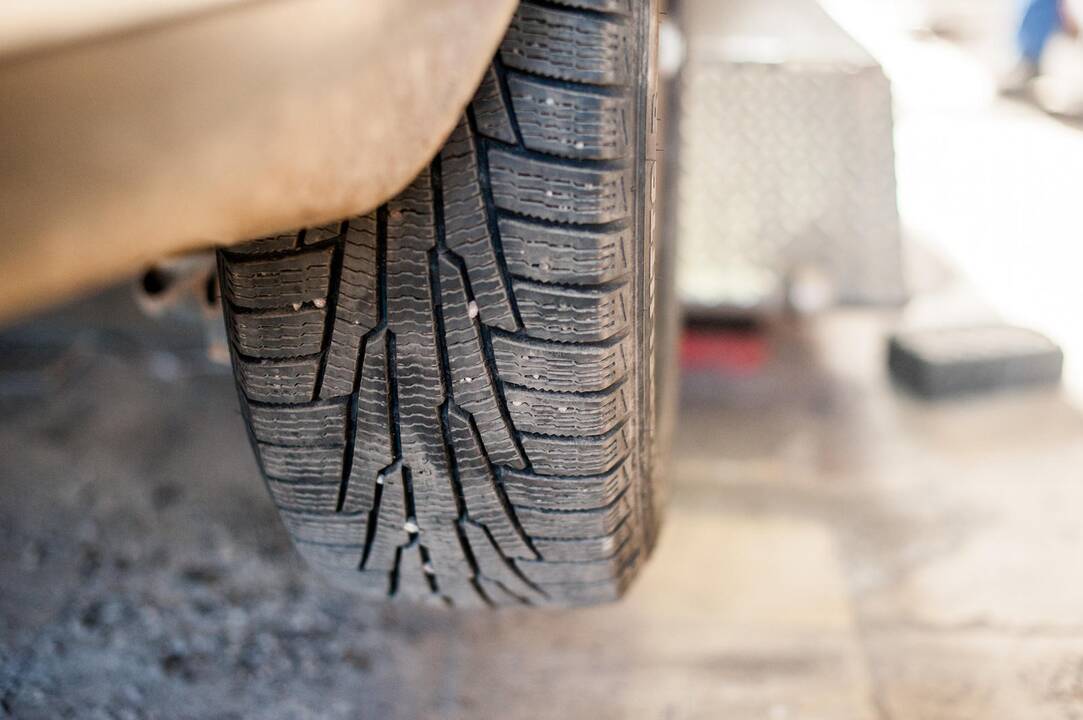 Vairuotojai neskuba keisti automobilių padangų