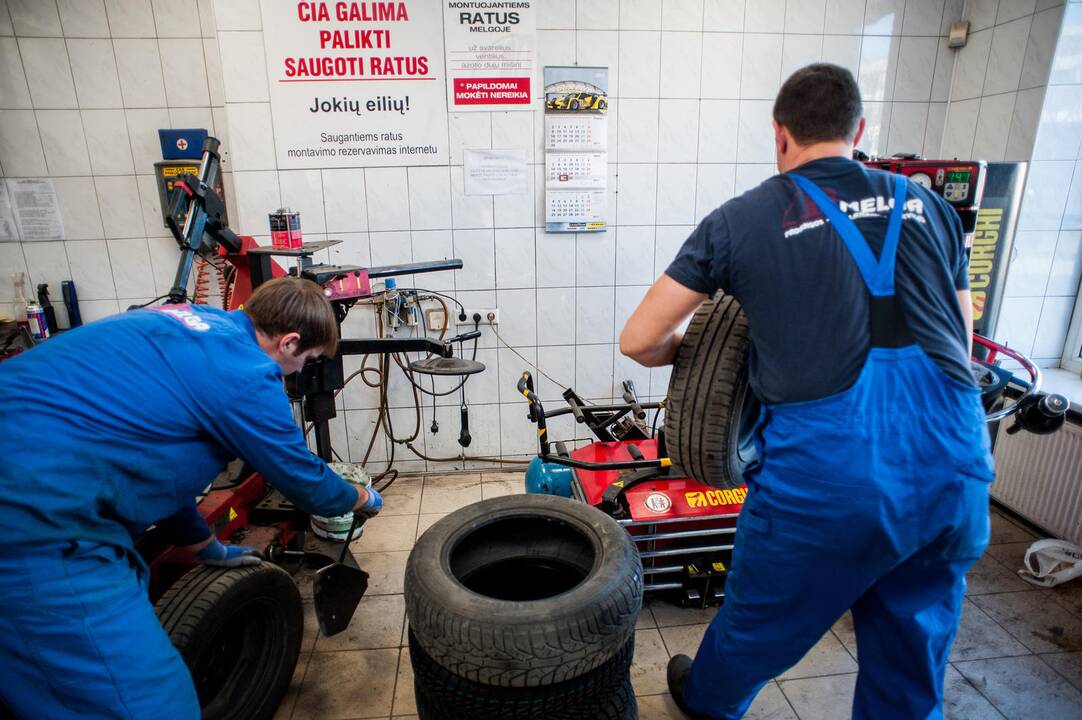 Vairuotojai neskuba keisti automobilių padangų