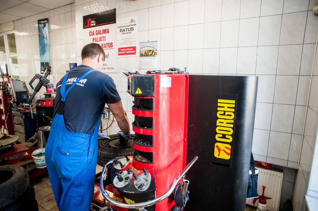Vairuotojai neskuba keisti automobilių padangų