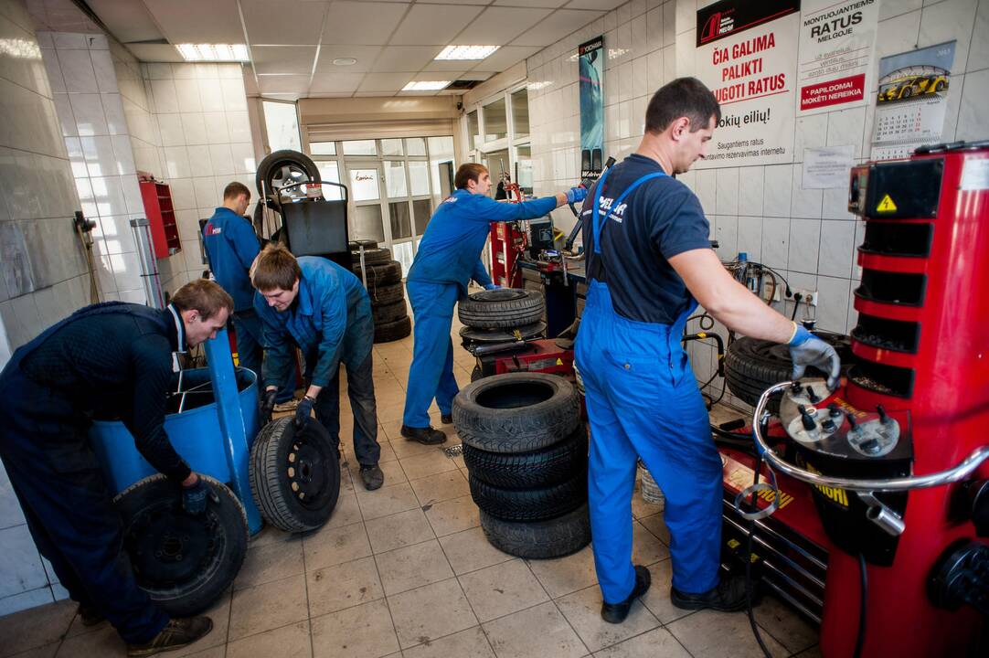 Vairuotojai neskuba keisti automobilių padangų