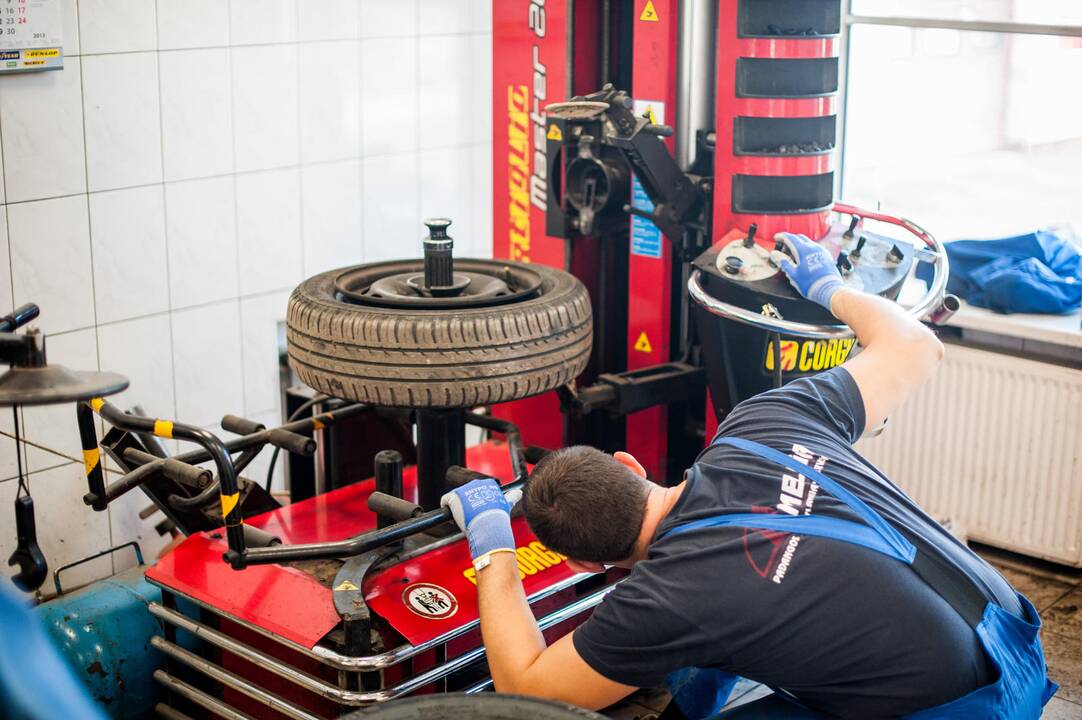 Vairuotojai neskuba keisti automobilių padangų