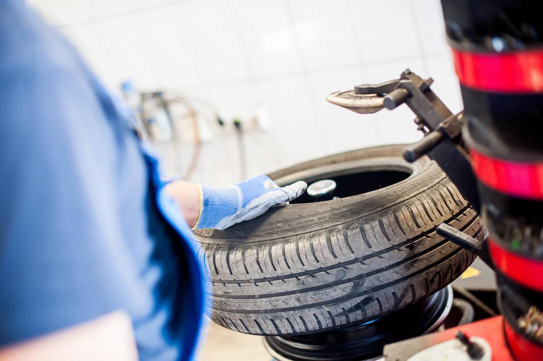 Vairuotojai neskuba keisti automobilių padangų