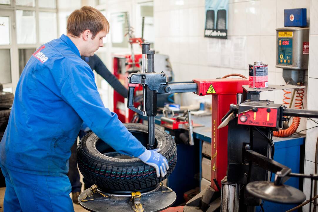 Vairuotojai neskuba keisti automobilių padangų