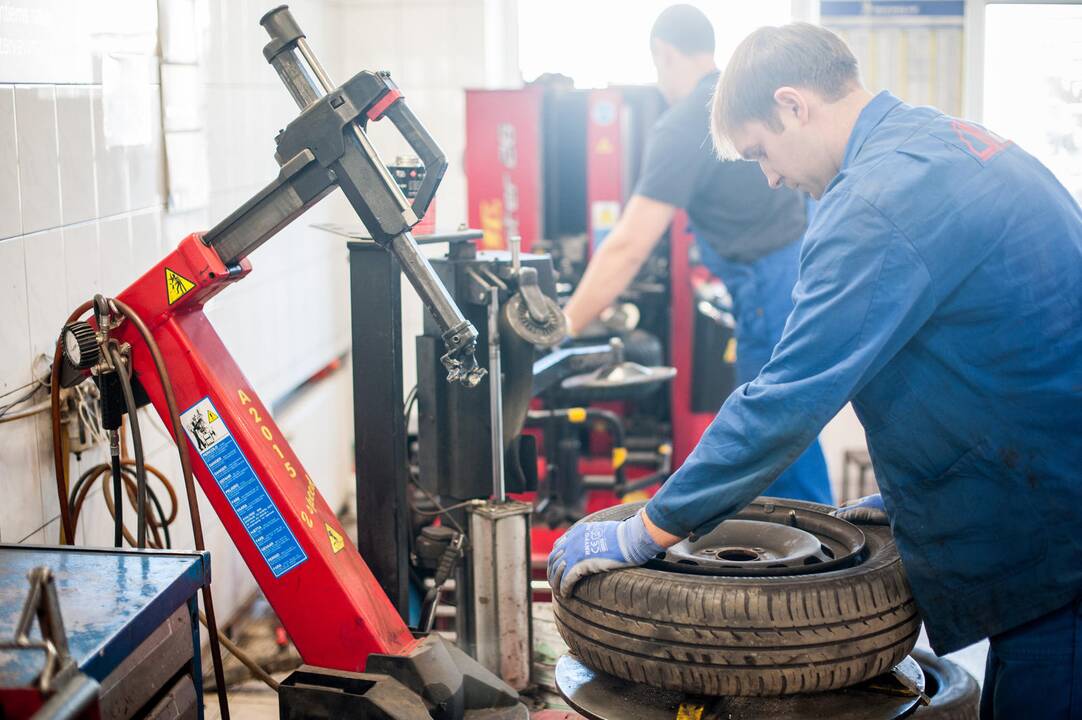 Vairuotojai neskuba keisti automobilių padangų