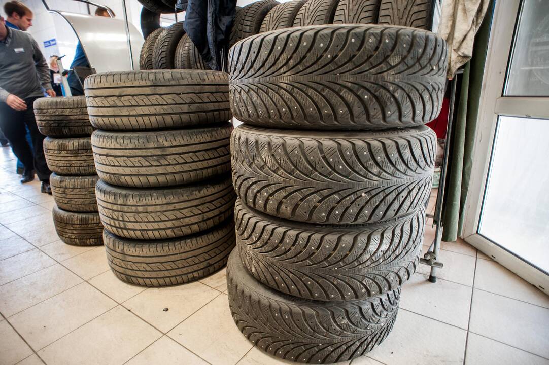 Vairuotojai neskuba keisti automobilių padangų