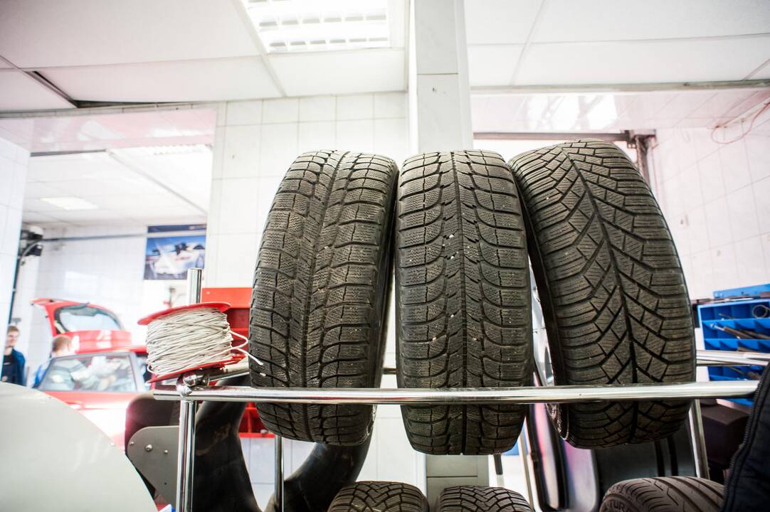 Vairuotojai neskuba keisti automobilių padangų