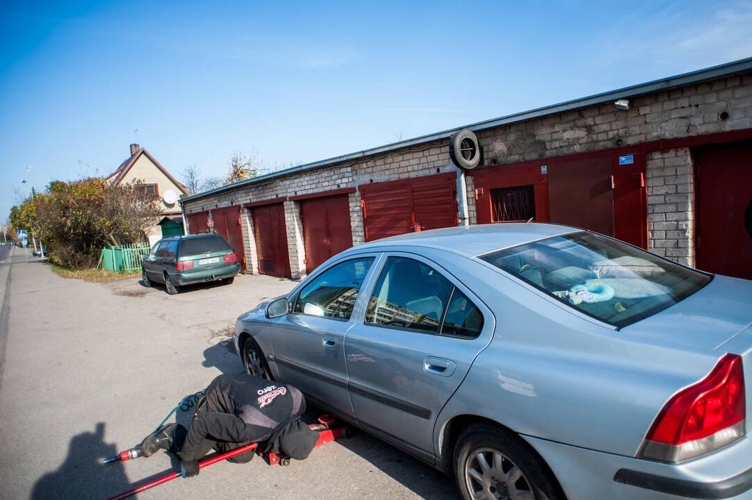 Vairuotojai neskuba keisti automobilių padangų