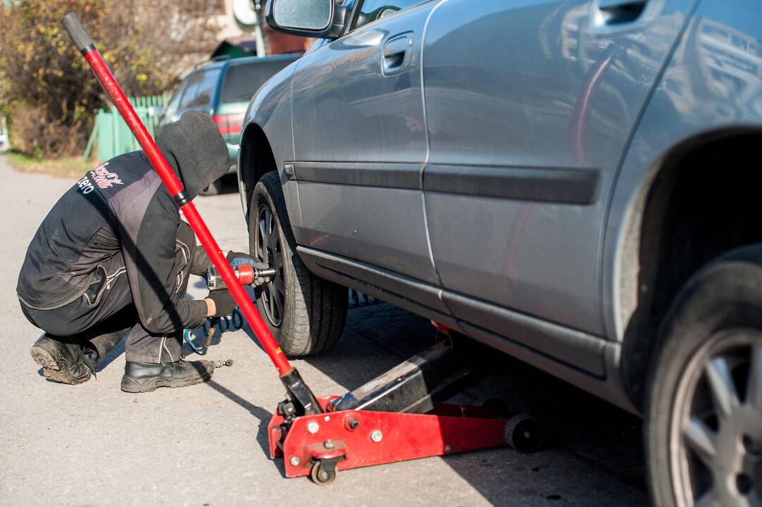 Vairuotojai neskuba keisti automobilių padangų