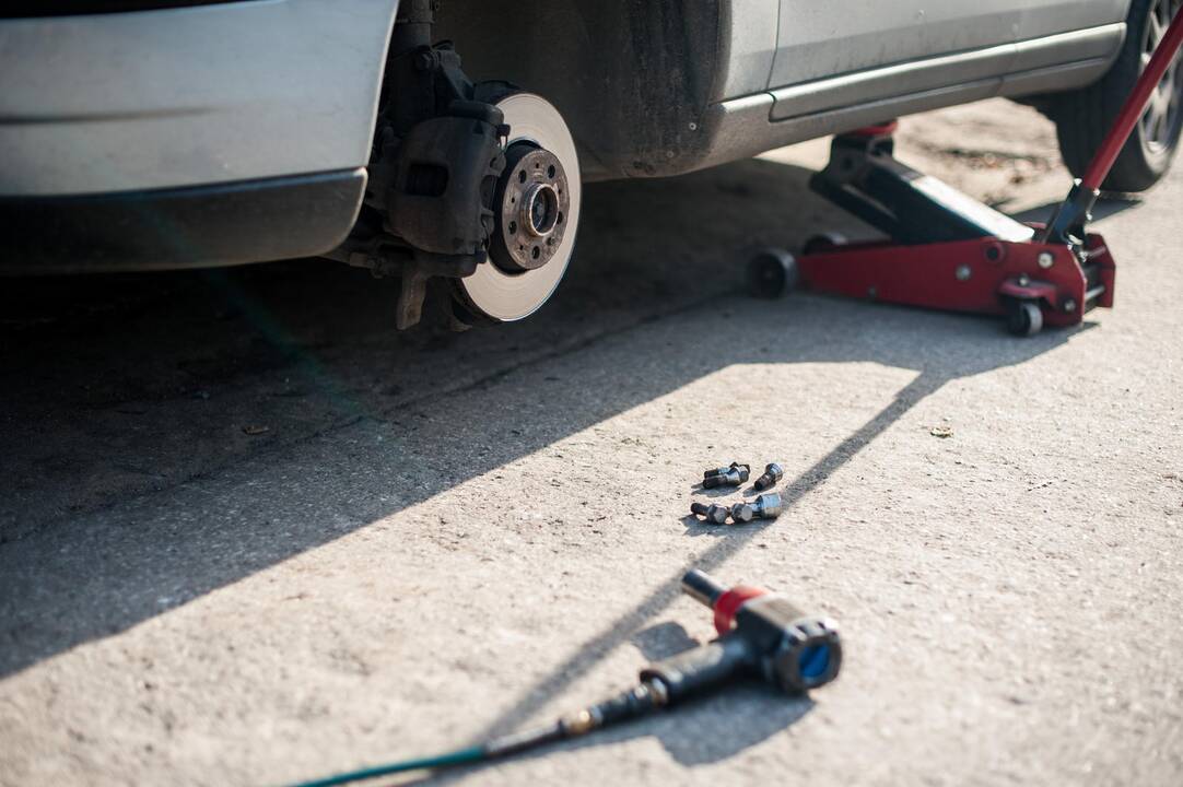 Vairuotojai neskuba keisti automobilių padangų