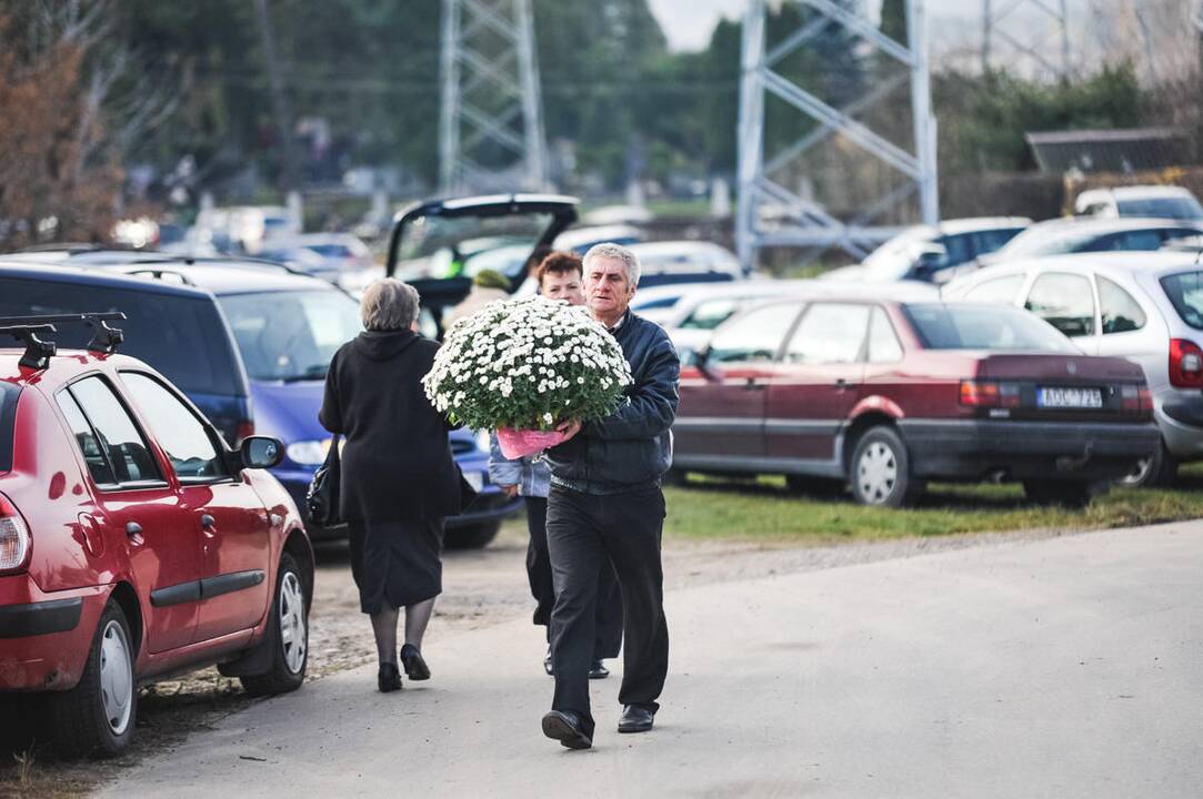 Kauniečiai lanko artimųjų kapus