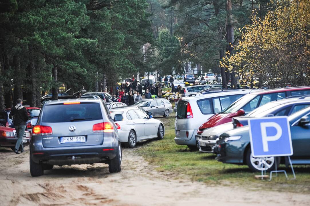 Kauniečiai lanko artimųjų kapus