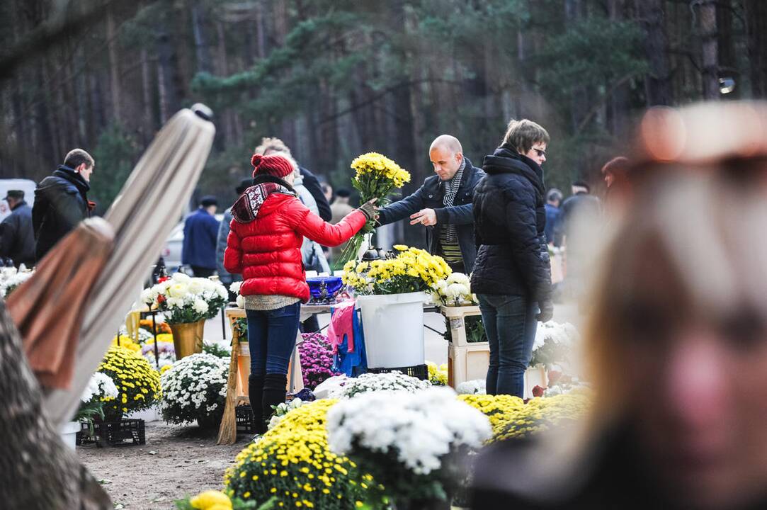 Kauniečiai lanko artimųjų kapus
