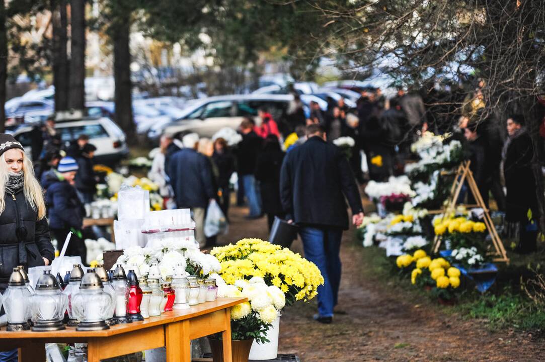 Kauniečiai lanko artimųjų kapus