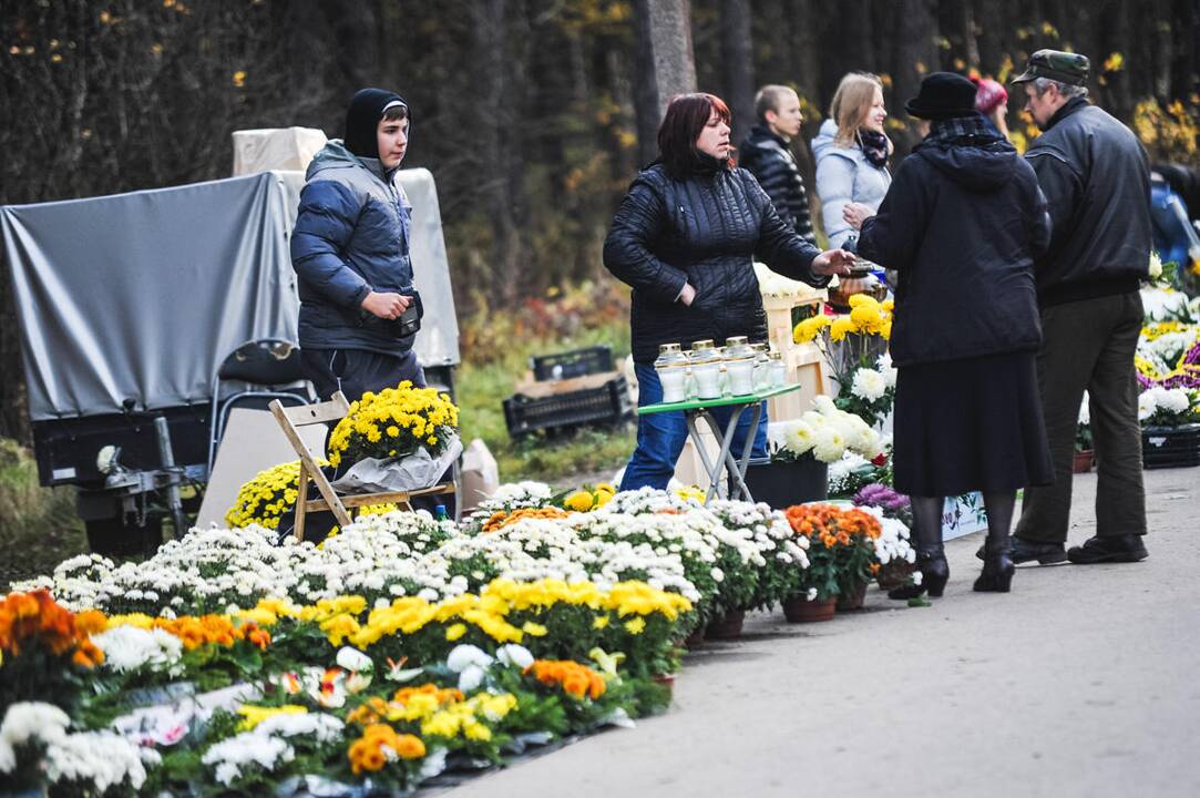 Kauniečiai lanko artimųjų kapus