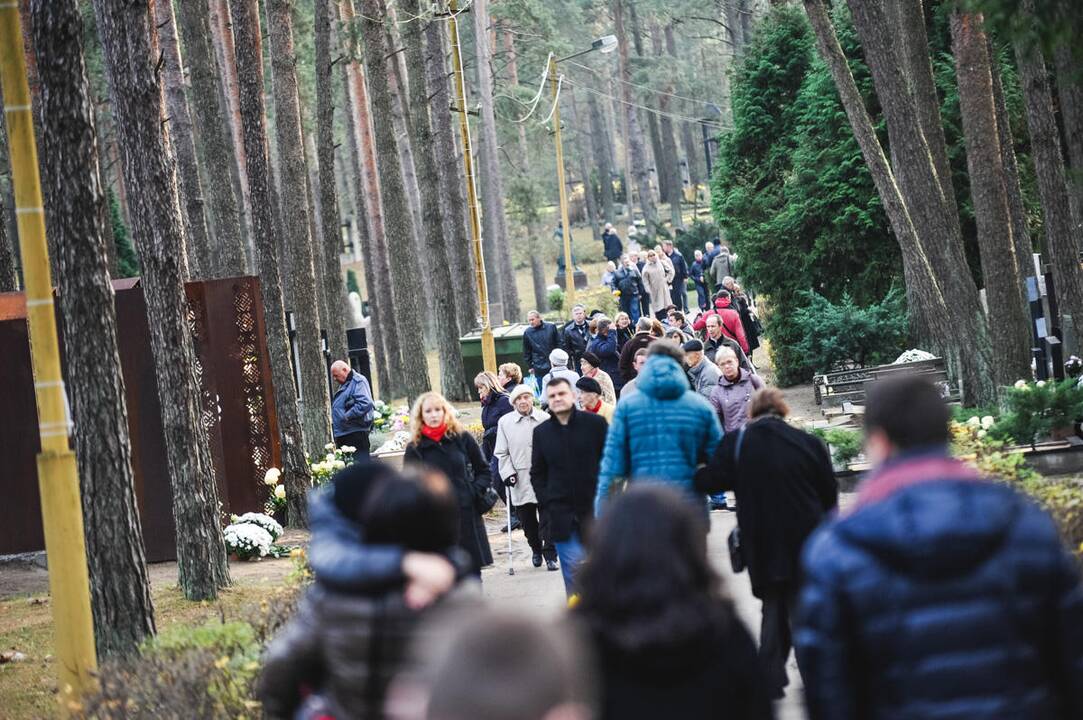 Kauniečiai lanko artimųjų kapus