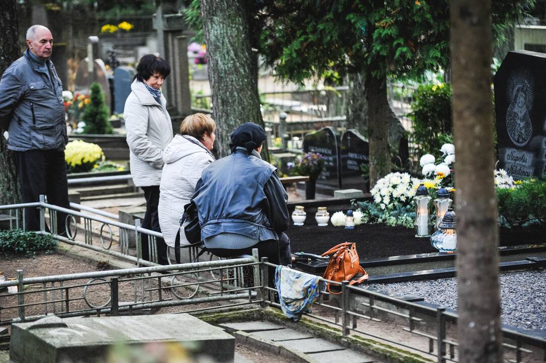Kauniečiai lanko artimųjų kapus