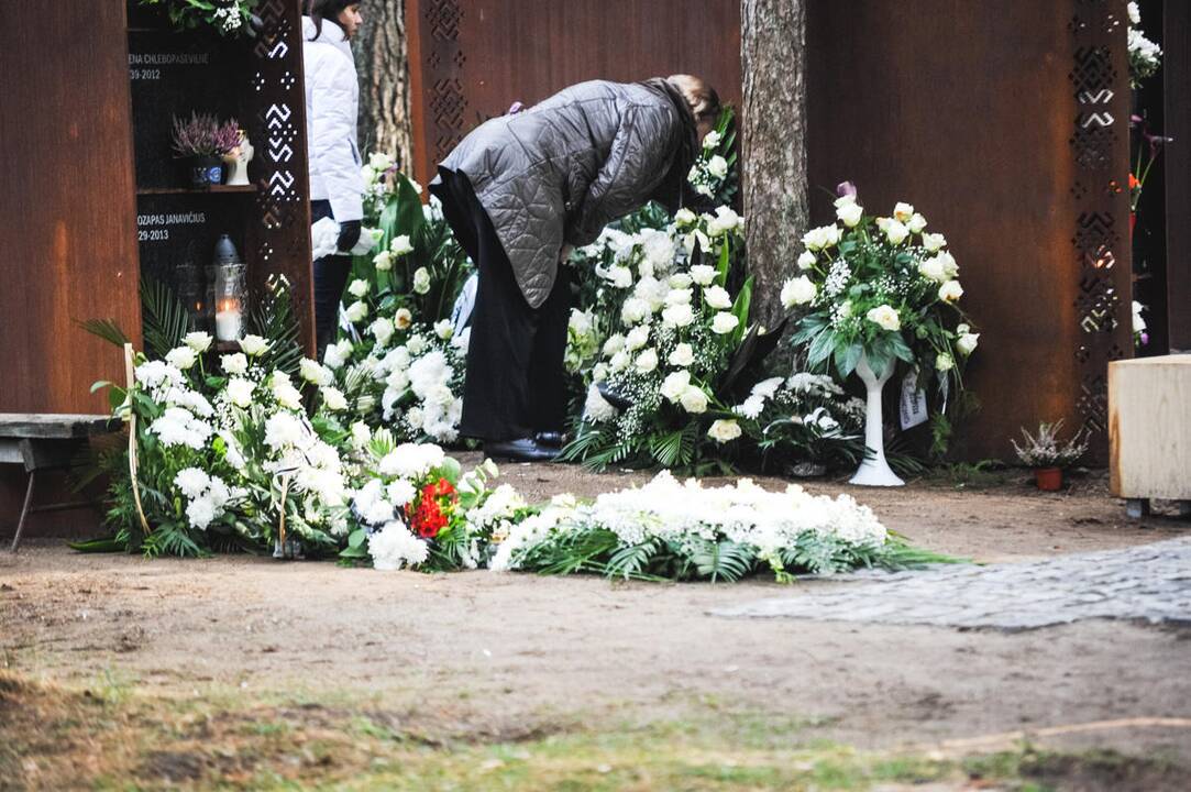 Kauniečiai lanko artimųjų kapus