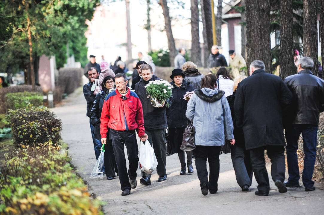 Kauniečiai lanko artimųjų kapus