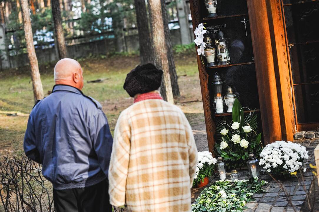 Kauniečiai lanko artimųjų kapus