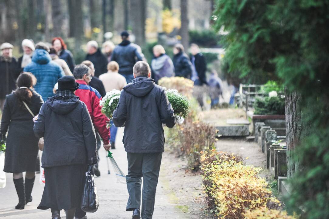 Kauniečiai lanko artimųjų kapus