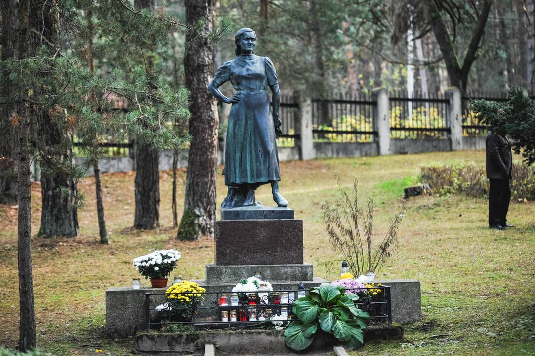 Kauniečiai lanko artimųjų kapus