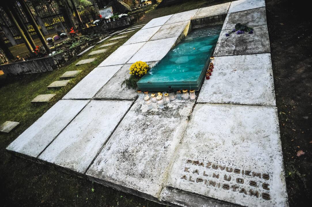 Kauniečiai lanko artimųjų kapus