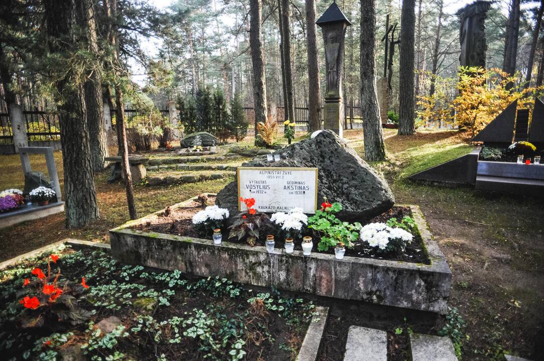Kauniečiai lanko artimųjų kapus