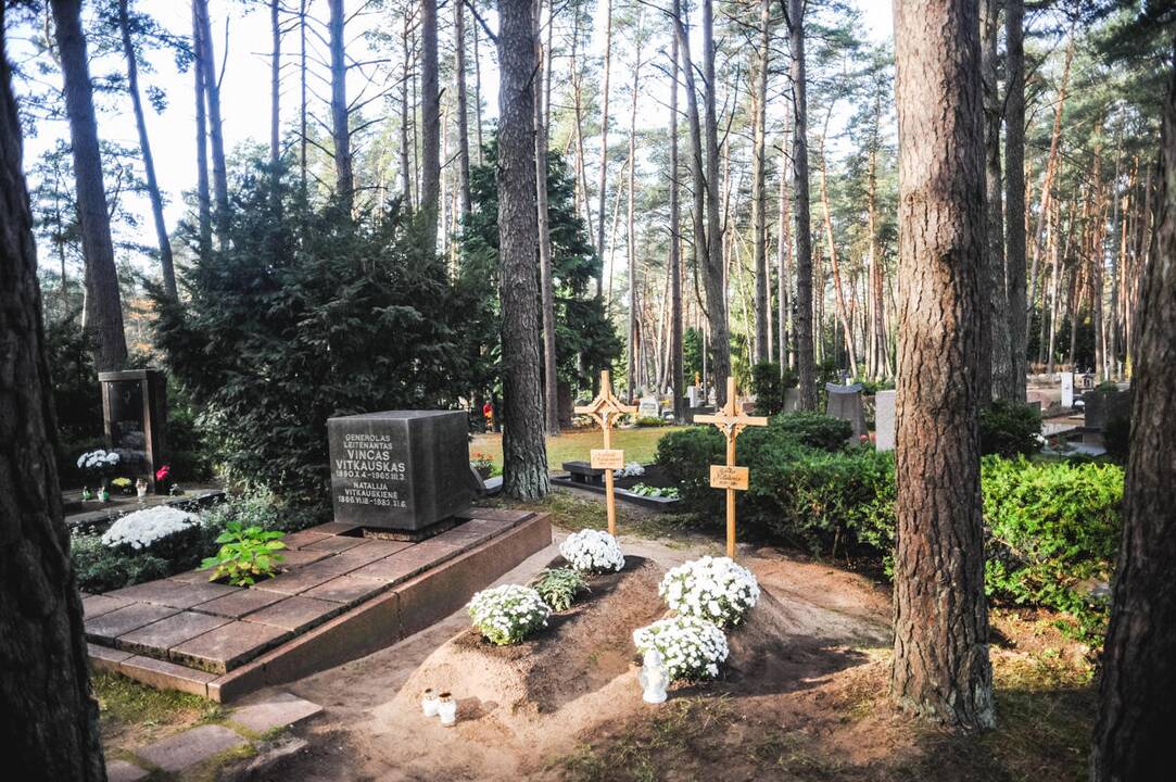 Kauniečiai lanko artimųjų kapus