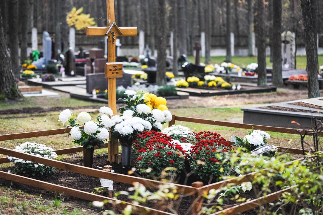 Kauniečiai lanko artimųjų kapus