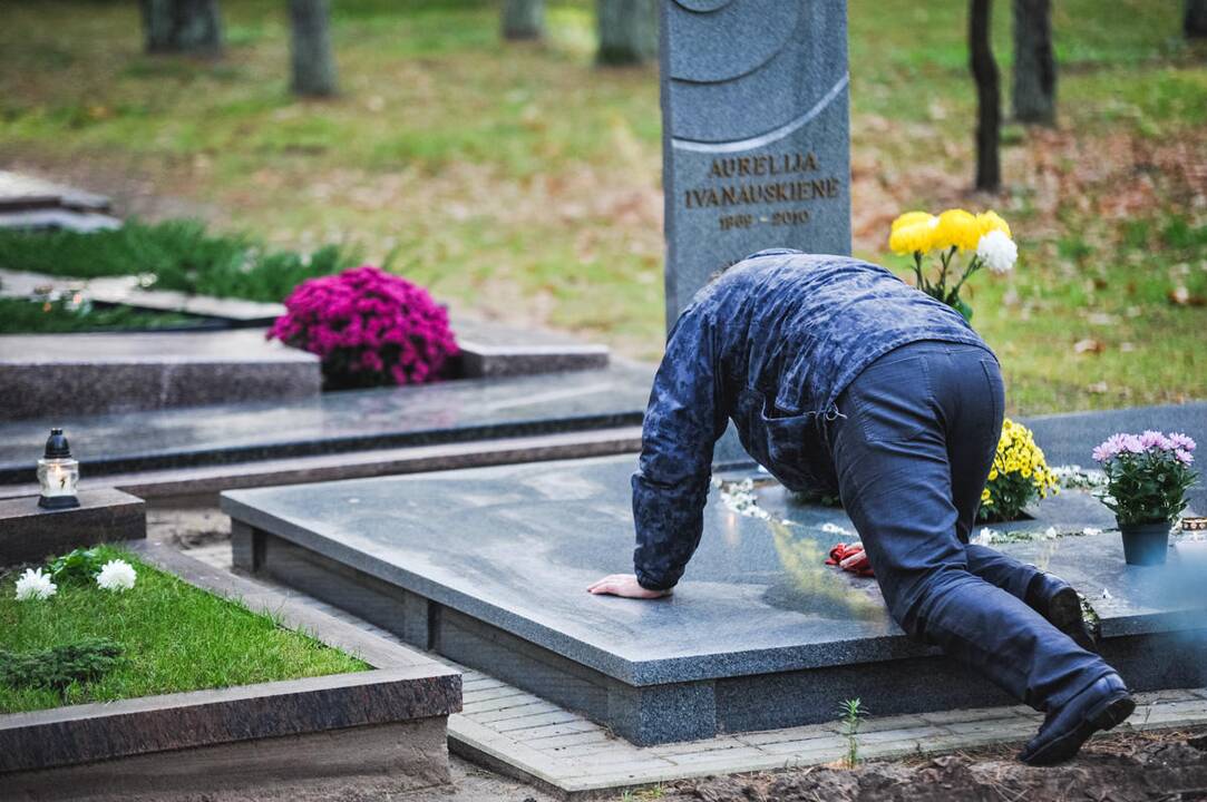 Kauniečiai lanko artimųjų kapus