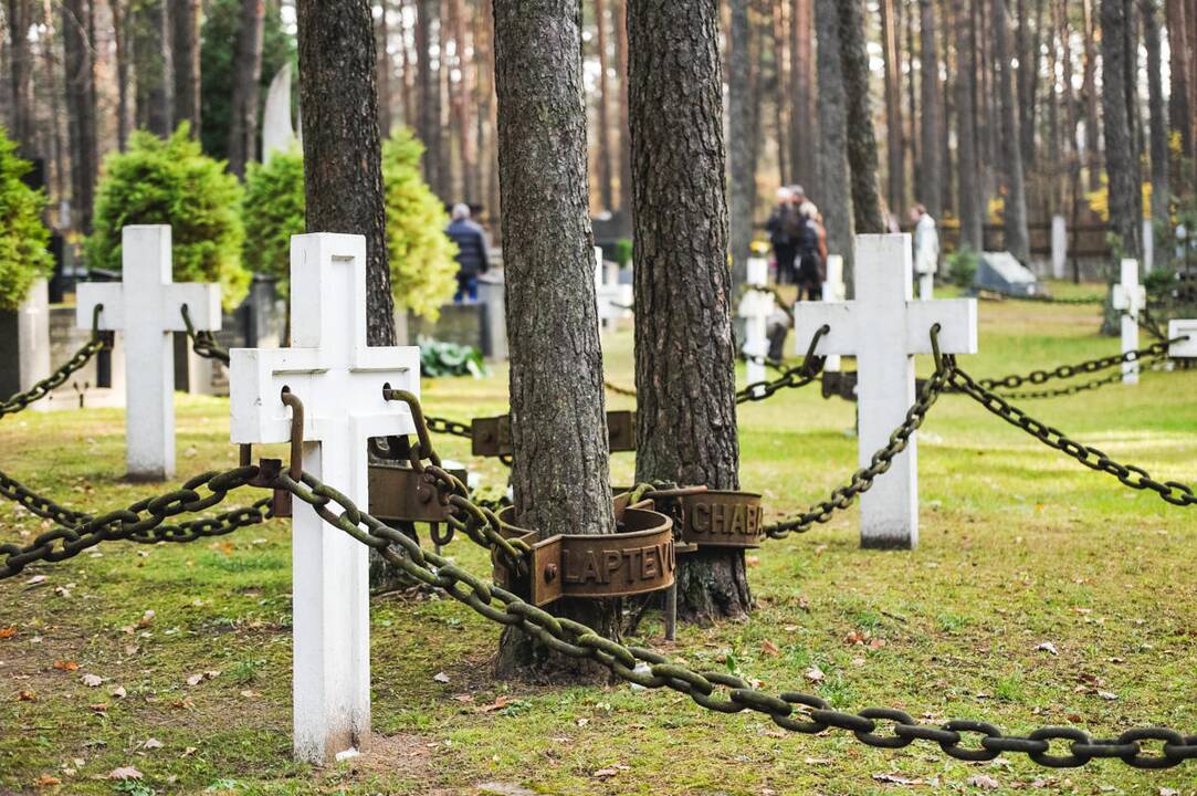 Kauniečiai lanko artimųjų kapus