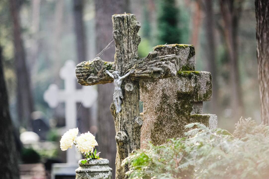 Kauniečiai lanko artimųjų kapus
