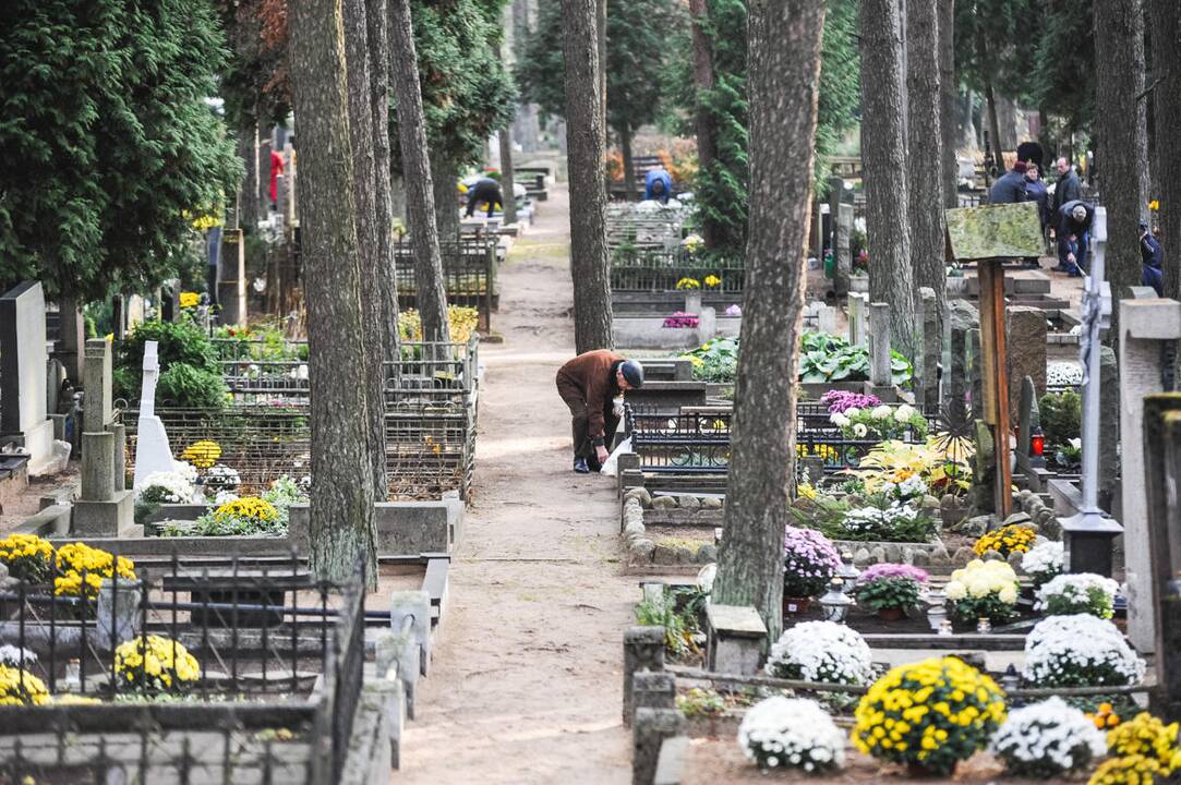 Kauniečiai lanko artimųjų kapus