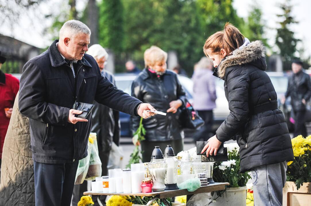 Kauniečiai lanko artimųjų kapus