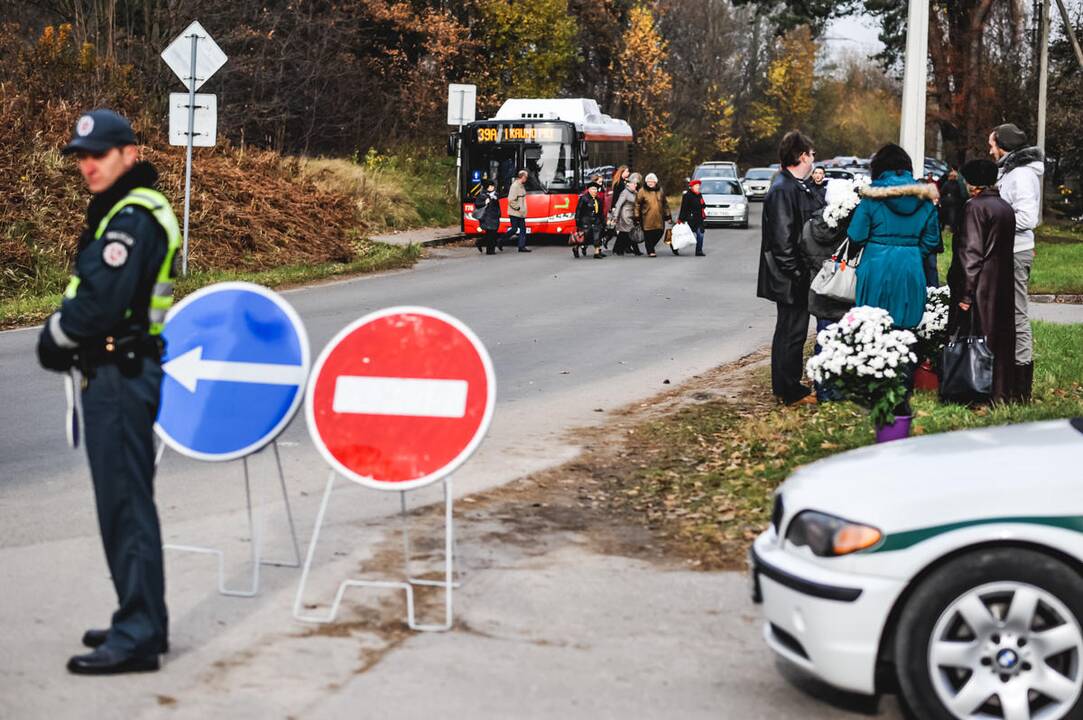 Kauniečiai lanko artimųjų kapus