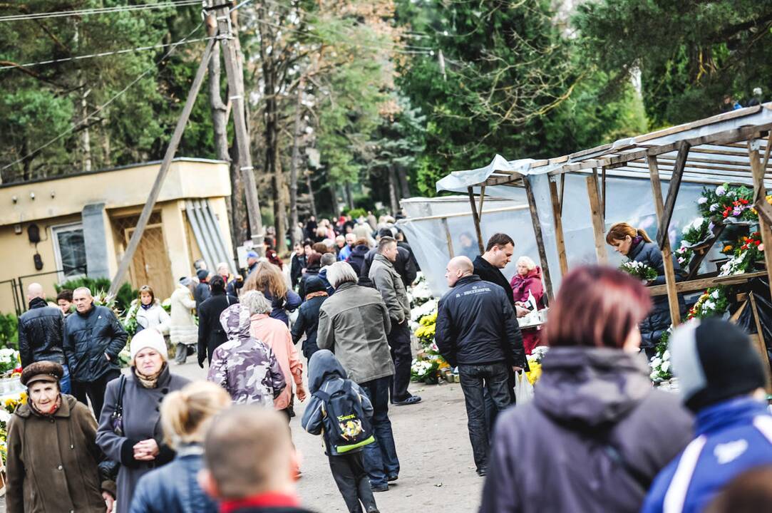 Kauniečiai lanko artimųjų kapus