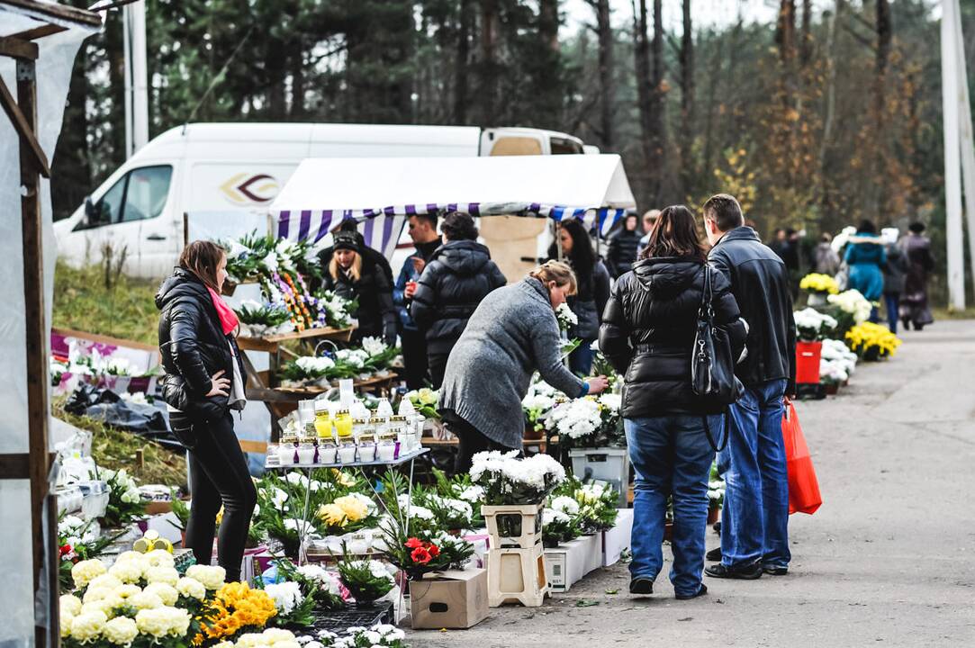 Kauniečiai lanko artimųjų kapus