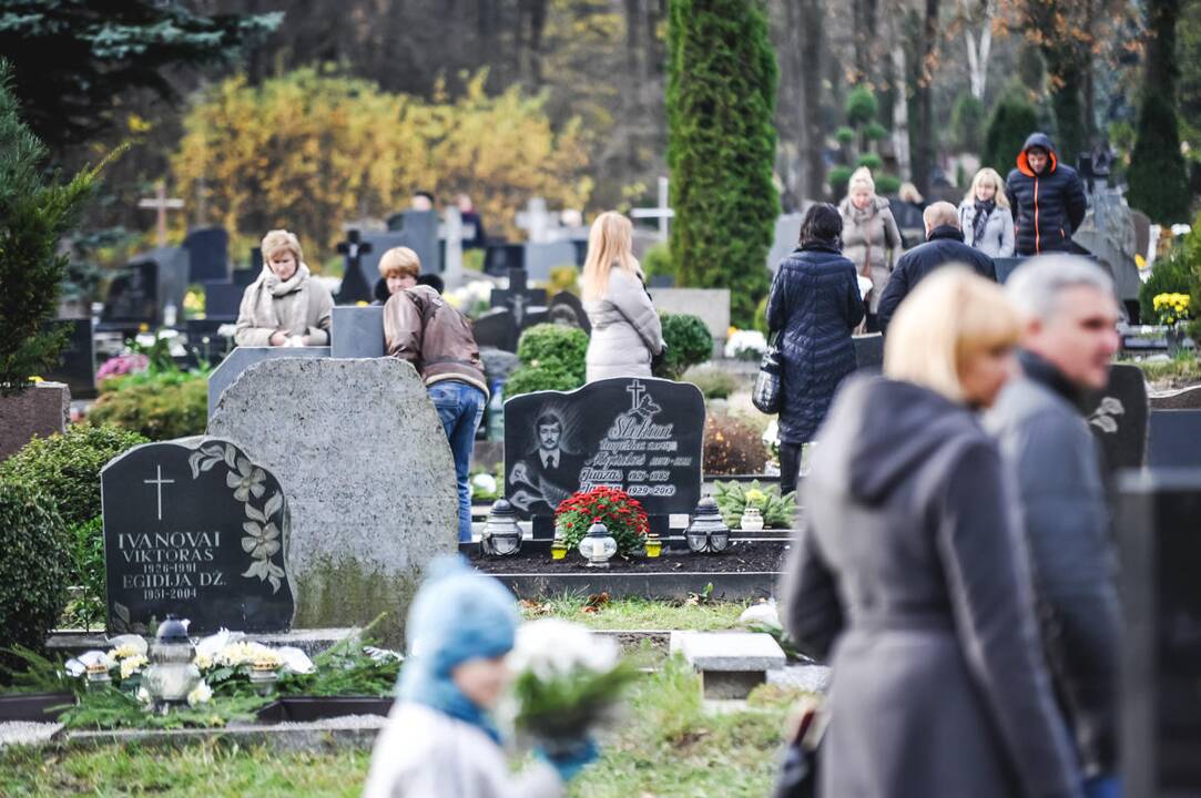 Kauniečiai lanko artimųjų kapus