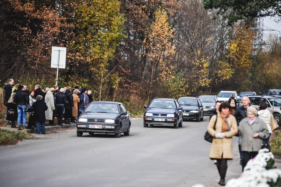 Kauniečiai lanko artimųjų kapus