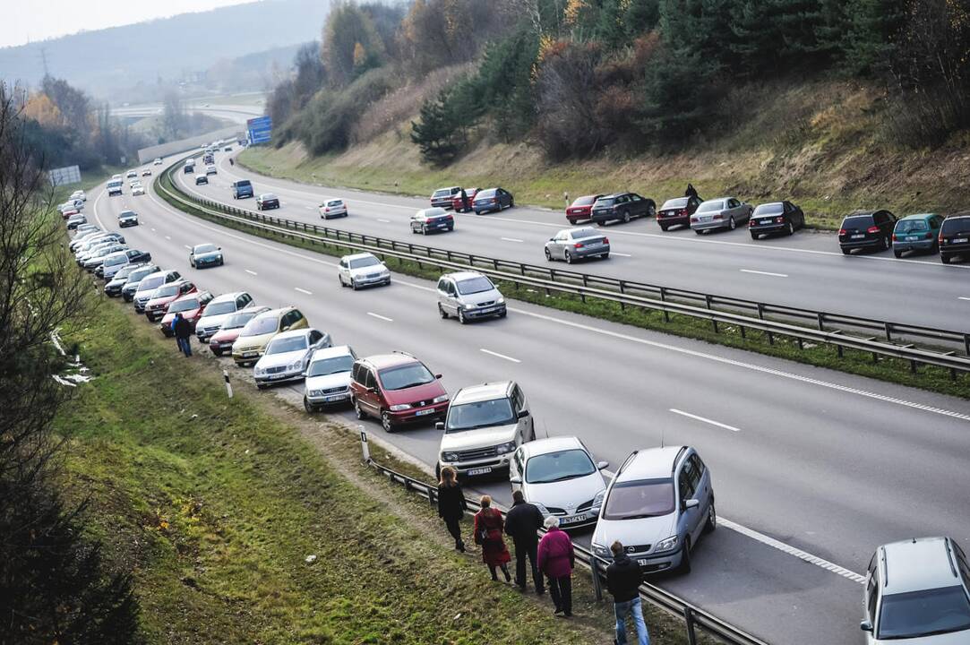 Kauniečiai lanko artimųjų kapus