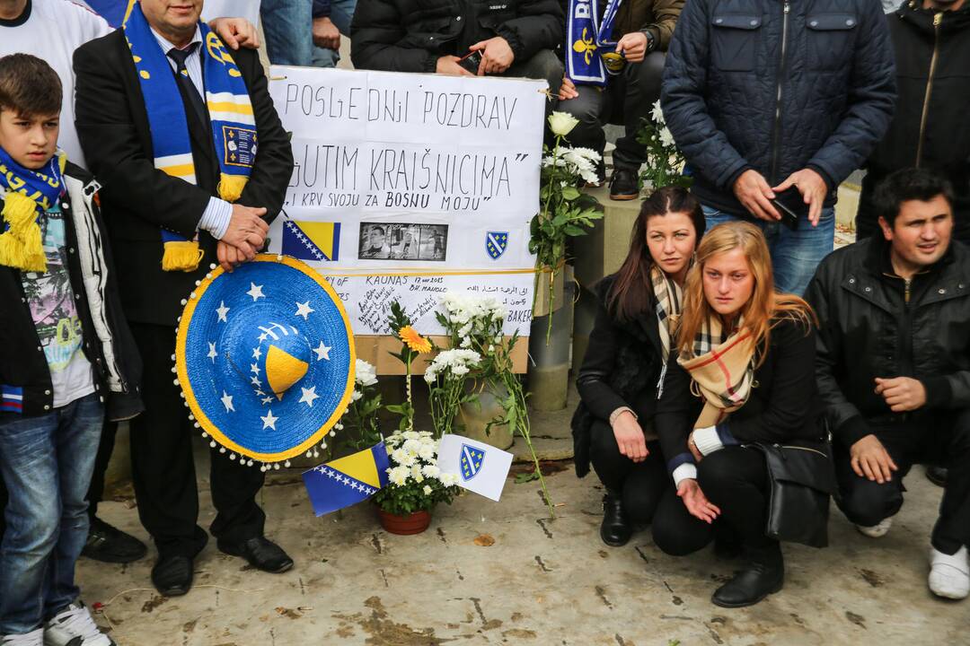 Bosniai sirgaliai gedulo akcija pagerbė savo žuvusius draugus